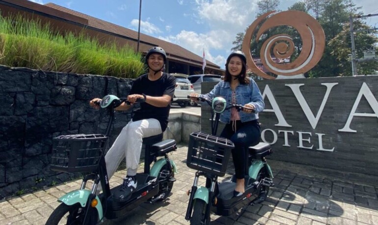 Hadirkan Sepeda Listrik Nava Hotel Ajak Tamu Berkeliling Tawangmangu Dengan Seru