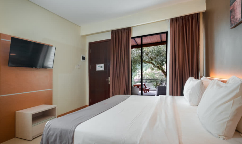 Pool Side Room