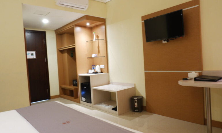 Pool Side Room