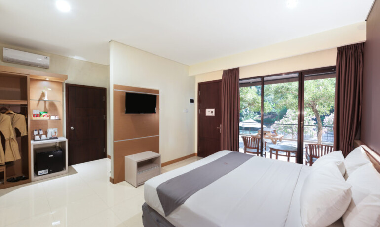 Pool Side Room